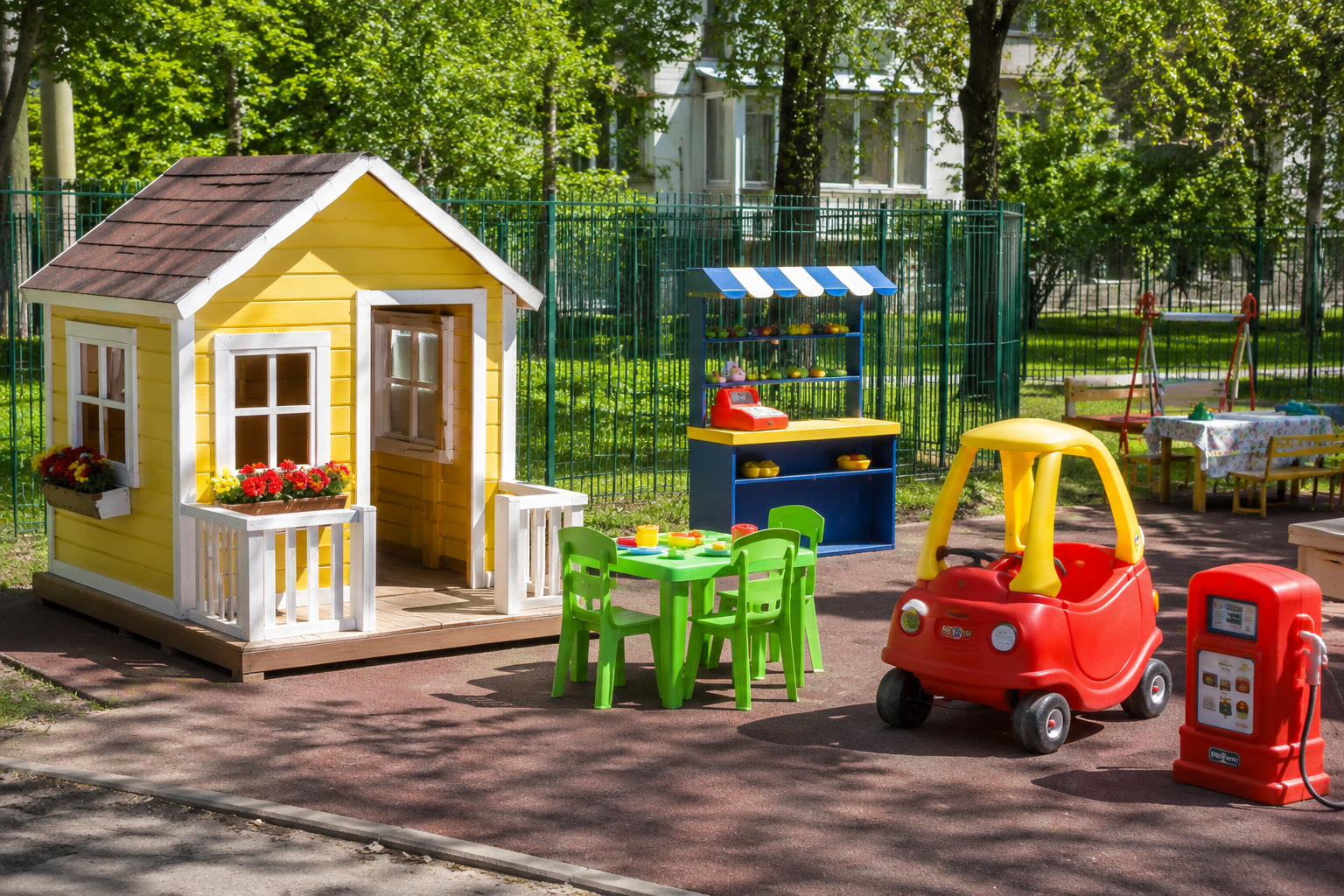 Игровая зона на участке ДОУ