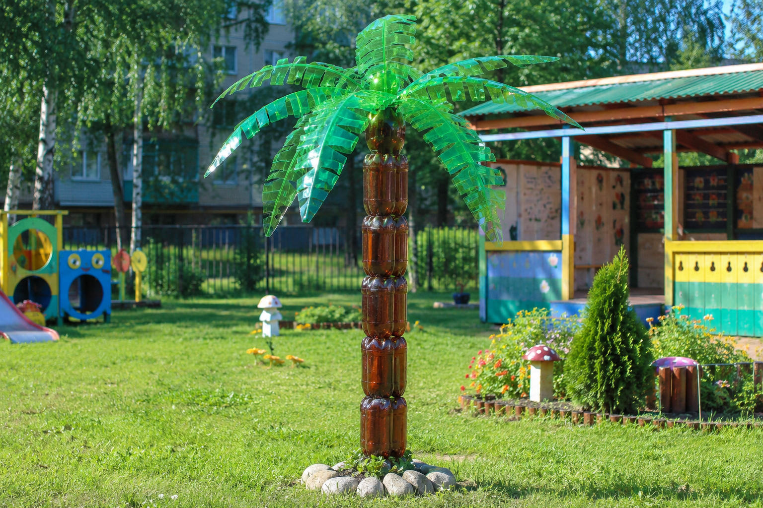 Пальма из пластиковых бутылок для участка ДОУ